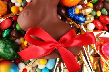Çikolata Paskalya yumurtaları ve çikolata bunny ve renkli tatlılar.