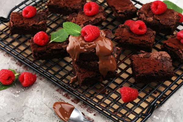 Brownies de chocolate caseros en mesa rústica. pastelería brownie . — Foto de Stock