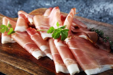 İtalyan prosciutto crudo veya jamon maydanoz ile. Ham ham