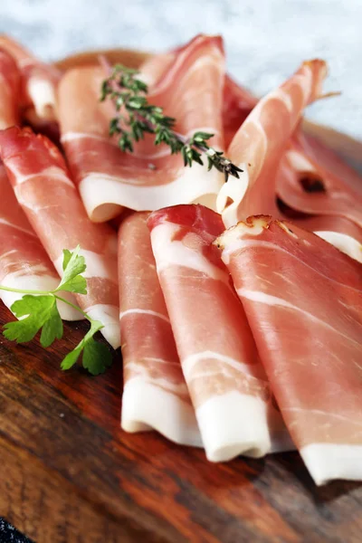 Crudo prosciutto italiano ou jamon com salsa. Presunto cru — Fotografia de Stock