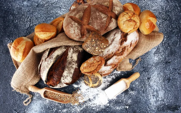 Różne rodzaje chleba i chleb bułki na pokładzie z góry. Ki — Zdjęcie stockowe
