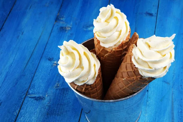 Iogurte congelado de baunilha ou sorvete macio em cone de waffle . — Fotografia de Stock