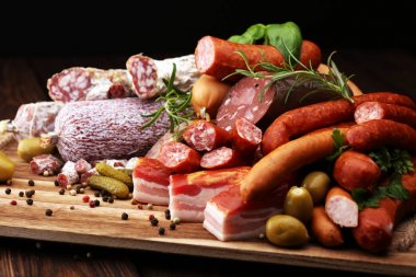 Lezzetli salam, jambon, taze sosis, salatalık ve otlar ile yemek tepsisi. Et tabağı ile seçme