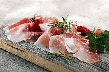 İtalyan prosciutto crudo veya jamon rosemary ile. Ham ham