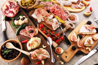 İtalyan antipasti şarap aperatifler küme. Peynir çeşitli, Mediterranean