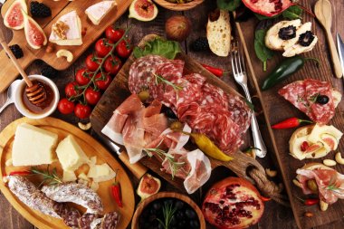 İtalyan antipasti şarap aperatifler küme. Peynir çeşitli, Mediterranean
