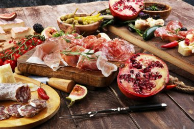 İtalyan antipasti şarap aperatifler küme. Peynir çeşitli, Mediterranean