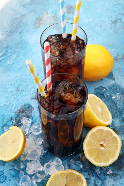 Läsk med isbitar, citron och halm i glas. — Stockfoto
