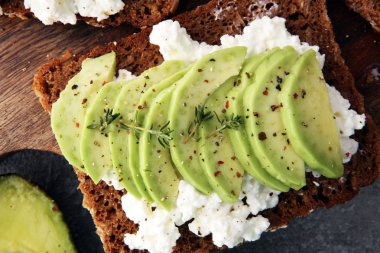 Tost ekmeğine baharatlı avokado dilimi.