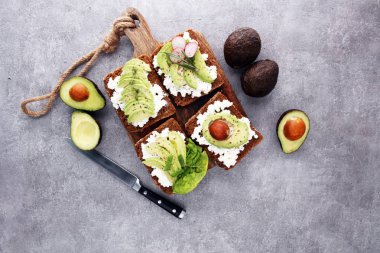 Tost ekmeğine baharatlı avokado dilimi.