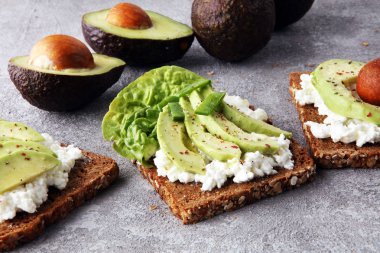 Tost ekmeğine baharatlı avokado dilimi.
