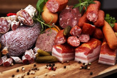Yemek tepsisi lezzetli salam, jambon, taze sosis, salatalık ile 