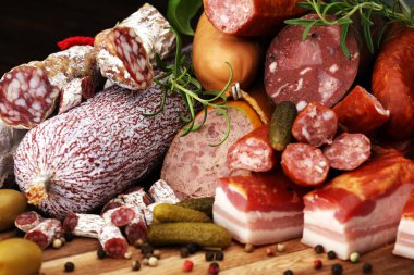 Yemek tepsisi lezzetli salam, jambon, taze sosis, salatalık ile 