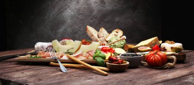İtalyan antipasti şarap aperatifler küme. Peynir çeşitli, Mediterranean