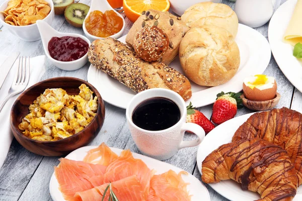 Colazione Sul Tavolo Con Waffle Croissant Caffè Succo Frutta — Foto Stock