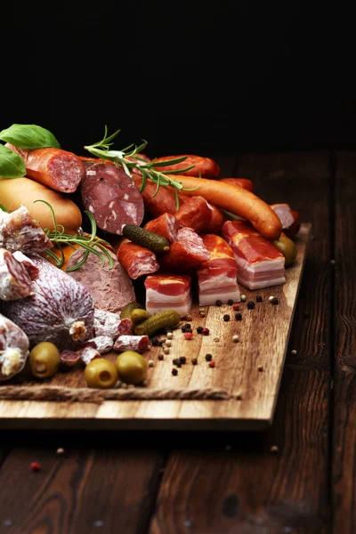 Voedsel dienblad met heerlijke salami, ham, verse worst, komkommer — Stockfoto