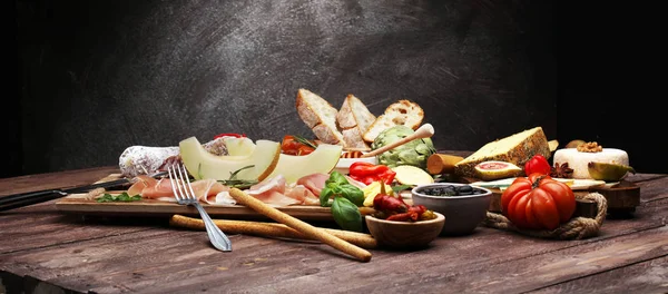 이탈리아 전채 와인 간식 세트입니다. 다양 한 치즈, 지중해 — 스톡 사진