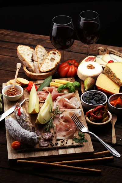 Italiaanse antipasti, wijn hapjes set. Verscheidenheid van kaas, mediterrane — Stockfoto