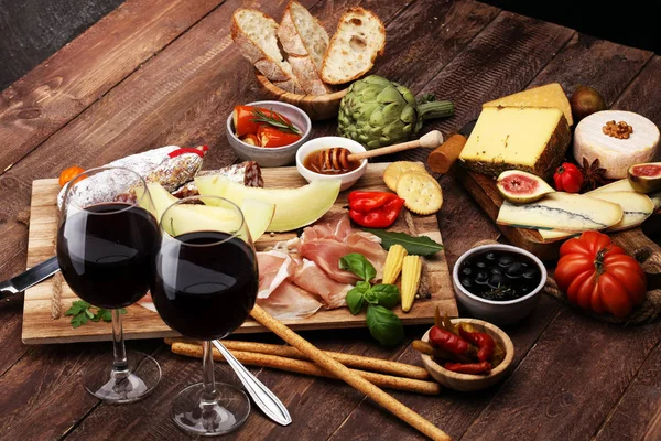 Conjunto de aperitivos de vino antipasti italiano. Variedad de queso, Mediterráneo — Foto de Stock