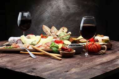 İtalyan antipasti şarap aperatifler küme. Peynir çeşitli, Mediterranean