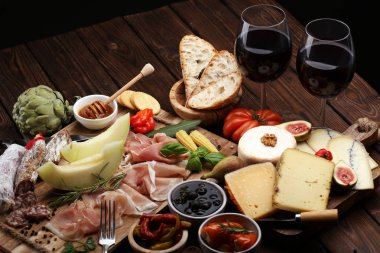 İtalyan antipasti şarap aperatifler küme. Peynir çeşitli, Mediterranean