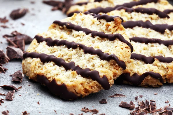 石のテーブルの上のチョコレート クッキー。ショットのチョコレート チップ クッキー. — ストック写真