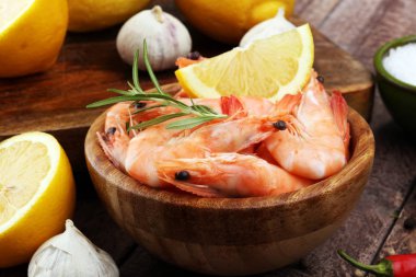 Ham taze karides Langostino Austral. limon ile deniz ürünleri karides bir