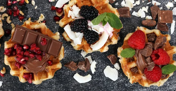 Waffles belgas com romã e framboesas, healt caseiro — Fotografia de Stock