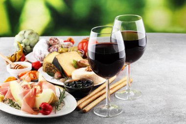 İtalyan antipasti şarap aperatifler küme. Peynir çeşitli, Mediterranean