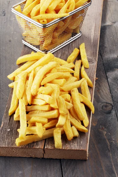 Sabrosas papas fritas sobre fondo de mesa de madera — Foto de Stock