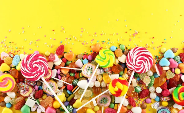 Caramelos con jalea y azúcar. colorida variedad de diferentes niños — Foto de Stock