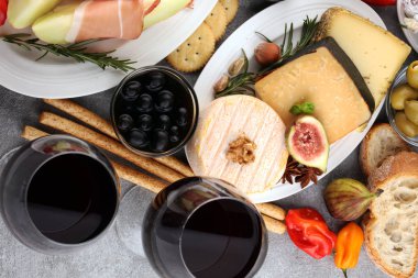 İtalyan antipasti şarap aperatifler küme. Peynir çeşitli, Mediterranean