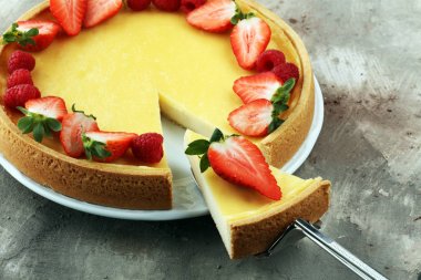 Ev yapımı cheesecake tatlı taze çilek ile. Peynirli kek