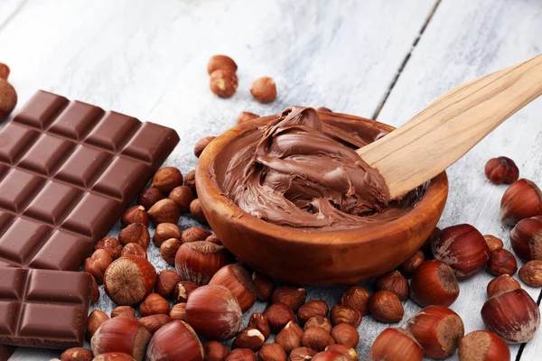Cioccolato di nocciole fatto in casa spalmato in ciotola di legno. Torrone alla nocciola — Foto Stock