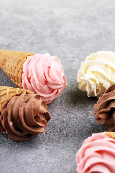 Ванильный замороженный йогурт или мягкое мороженое в вафельном конусе . — стоковое фото