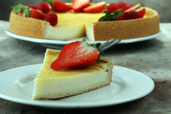 Bolo de queijo caseiro com bagas frescas para sobremesa. Bolo de queijo — Fotografia de Stock