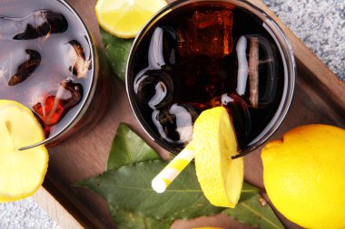 Buzlu içecek, limon ve bardakta saman..