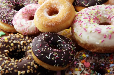 Çikolatalı buzlu, pembe ile çeşitli donuts sırlı ve serpin