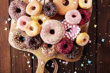 Çikolatalı buzlu, pembe ile çeşitli donuts sırlı ve serpin