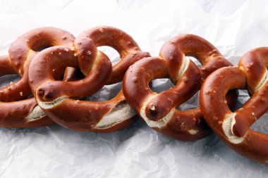 Masada tuz yakın çekim ile Alman simit