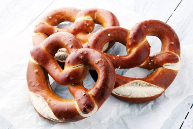 Masada tuz yakın çekim ile Alman simit