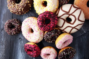 Çikolatalı buzlu, pembe ile çeşitli donuts sırlı ve serpin
