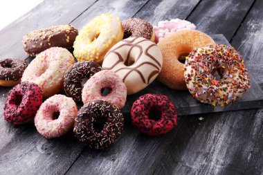 Çikolatalı buzlu, pembe ile çeşitli donuts sırlı ve serpin