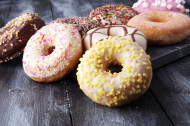 Çikolatalı buzlu, pembe ile çeşitli donuts sırlı ve serpin