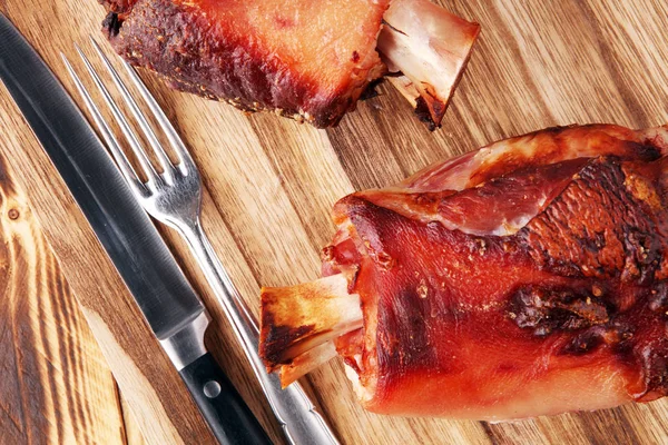 Nudillo de cerdo asado. El jamón y el tocino son alimentos populares en las Wes —  Fotos de Stock