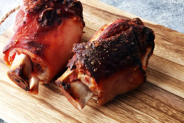Pečené vepřové koleno. Šunka a slanina jsou oblíbené potraviny v wes — Stock fotografie