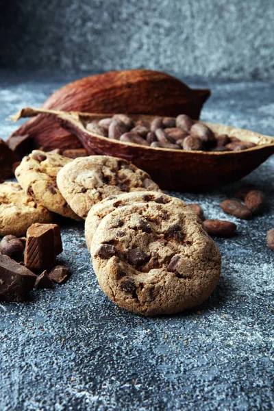 Galletas de chocolate sobre mesa gris. Galletas de chocolate chip disparado . — Foto de Stock