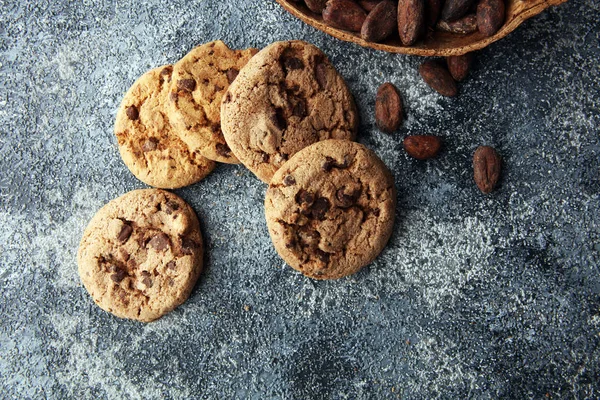 Galletas de chocolate sobre mesa gris. Galletas de chocolate chip disparado . — Foto de Stock