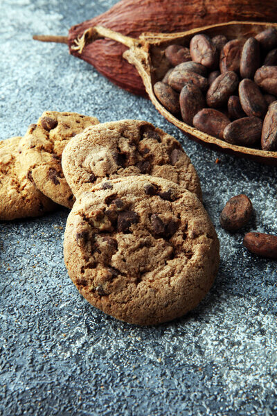 Шоколадное печенье на сером столе. Шоколадное печенье
.