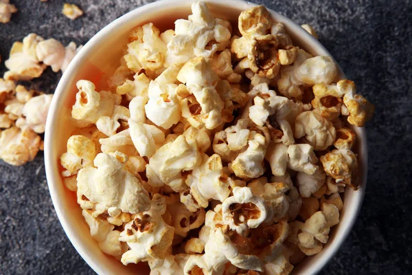Kinokonzept mit Popcorn in rot-weißer Tüte. — Stockfoto